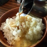 Bikkuri Donki - 卵かけご飯330円、ハンバーグソースをかける