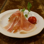 日南 - 松坂豚生ベーコンと生ハム(取り分け後)