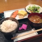 総作居酒屋　北新地　大和 - 日替り定食。塩鮭、玉子焼き、サラダ、ひじき煮、豚汁、白飯、漬物。鮭ちょっと塩きつい、玉子焼き普通。豚汁も普通、白ご飯は丁度。旅館の朝食のような昼食で¥600。インパクトはないわーね。夜はいいのかなあ。しかし豚汁続いたがな^^