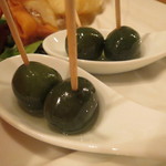 レンゲ - タパス盛合せ:シチリア産オリーブのマリネ、短角牛のチリ・ビーンズ、海老のフリット、揚げワンタン バルサミコ・ソースで、ジャージー牛 イチボのタタキ1