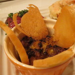 レンゲ - タパス盛合せ:シチリア産オリーブのマリネ、短角牛のチリ・ビーンズ、海老のフリット、揚げワンタン バルサミコ・ソースで、ジャージー牛 イチボのタタキ2