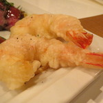 レンゲ - タパス盛合せ:シチリア産オリーブのマリネ、短角牛のチリ・ビーンズ、海老のフリット、揚げワンタン バルサミコ・ソースで、ジャージー牛 イチボのタタキ3