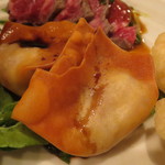 レンゲ - タパス盛合せ:シチリア産オリーブのマリネ、短角牛のチリ・ビーンズ、海老のフリット、揚げワンタン バルサミコ・ソースで、ジャージー牛 イチボのタタキ4