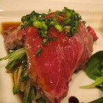 レンゲ - タパス盛合せ:シチリア産オリーブのマリネ、短角牛のチリ・ビーンズ、海老のフリット、揚げワンタン バルサミコ・ソースで、ジャージー牛 イチボのタタキ5