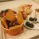 レンゲ - タパス盛合せ:シチリア産オリーブのマリネ、短角牛のチリ・ビーンズ、海老のフリット、揚げワンタン バルサミコ・ソースで、ジャージー牛 イチボのタタキ6