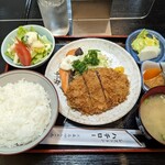 ハチロー - メンチカツ鮭バター焼¥830-