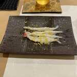 鮨 やすみつ - 白魚　カラスミがけ