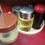 珉亭 - 卓上調味料の様子
