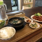 韓国食堂 カンチャギ - もつ鍋ランチとヤンニョムチキン