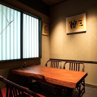 ４名様まで（個室料2,000円）席
                                          指定の場合はお電話にてお問い合わせください
                                          
