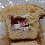 手作りマフィン レフィーユ - 苺ホワイトチョコ断面
