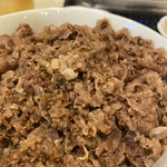 三幸園 - ズームイン麻布十番。様々な部位が混在するカオス牛丼。味付けが絶妙ですね^ ^