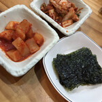高麗参鶏湯 - 付け合わせ(キムチ・カクテキ・韓国のり)