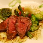 時の宿 すみれ - （夕食）ランプのローストと・・・アップ