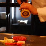 時の宿 すみれ - （夕食）サーロインを焼いてくれているところ