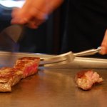 時の宿 すみれ - （夕食）サーロインを焼いてくれているところ