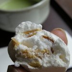 時の宿 すみれ - お着き菓子はアーモンド入りのメレンゲで作ったようなお菓子でした。