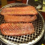 本格炭火焼肉 金剛園 maimai亭 - 網から溢れんばかりの大判牛タン