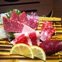馬桜 下通り店 - 馬刺しの5点盛り