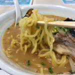 赤城高原サービスエリア(下り線) フードコート - 味噌ラーメンの麺アップ❗️