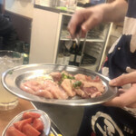 Oosaka Yakiniku Horumon Futago - お店の方が焼いてくれる