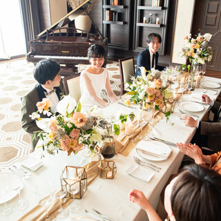 ロングテーブルを囲んだ華やかな会食