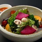 炭火焼きと羽釜ご飯 あいたか - 10種の彩りオーガニックサラダ（キャロットドレッシング）