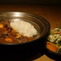 焼肉店の自家製牛タンカレー