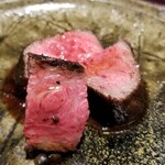 馳走 啐啄一十  - ⑮炭火焼き榊山牛(広島県熊野産、32ヶ月生体熟成、雌)のイチボ
      強烈な脂のり、お肉自体の味もストロング
      3切れだけですが私的にはジャストな分量
      特濃な味わいも少量なら、強烈に美味しい！
