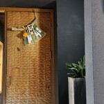 馳走 啐啄一十  - 店舗外観
      落ち着いた雰囲気
      槍鉋で削り出された扉がライトに照らされ陰影を浮かび上がらせています