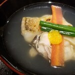 馳走 啐啄一十  - ⑤炭火焼き白甘鯛(愛媛県八幡浜産)、蛤(静岡県焼津産)、利尻昆布(蔵囲い8年)と血合い抜き鮪節の出汁(広島県竹原の地下水)のお椀
      炭火焼きによる芳醇な香りと上質な旨みを堪能
      蛤は7年もので旨みタップリ