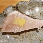 馳走 啐啄一十  - ⑫寒鰆(山口県岩国産、5日寝かせ)、和芥子
      産卵期は春～初夏、旬は秋～冬
      旬の盛り、魚体は大物ではないが、脂がのった魚を丁寧に手当てし、深い旨みを引き出しており、匠の技を感じます