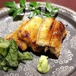 馳走 啐啄一十  - ②炭火焼き冬鰻(静岡県大井川産、伏流水を使った半養殖の共水鰻)
      爆ぜる泡の大きさをコントロールしつつ、鰻の脂で身の表面を揚げ焼きに
      身の表面をパリッとさせつつ、中はフワッとしています