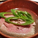 馳走 啐啄一十  - ⑰榊山牛(広島県熊野産、32ヶ月生体熟成、雌)サーロイン、田辺大根(大阪府産)の出汁(真昆布&いりこ、鰹節、鯖節、あご節)しゃぶ
      生体熟成した牛は脂の融点が下がり口溶けが素晴らしい