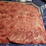 馳走 啐啄一十  - ⑮榊山牛(広島県熊野産、32ヶ月生体熟成、雌)
      【❶32ヶ月以上の長期肥育(生体熟成)、❷自牧場での餌の配合、❸ストレスのない牛舎の整備、などコストと手間を掛けて飼育】