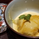 馳走 啐啄一十  - ⑲安納芋(鹿児島県種子島産)のアイスクリーム、スープ仕立て
      2022年6月に焼津へ移転する西シェフの焼き安納芋アイスクリームは強くも優しい甘さ
      キャラメルソースの甘くほろ苦い味わいともマッチ