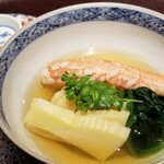 馳走 啐啄一十  - ①朝掘り筍(鹿児島県阿久根産)、松葉蟹(北海道産)、若布、山椒の木芽、羅臼昆布出汁のお椀
      羅臼昆布の複雑な旨みが連峰の如し
      筍の優しい甘み、松葉蟹の力強い旨み、寒い日には温かい一品目が嬉しい