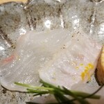 馳走 啐啄一十  - ⑦炭火炙り鮃(山口県岩国産、3日寝かせ)
      産卵期は冬～初夏、旬は秋～冬
      旬の脂がのり、旨み&甘みが深い 
      
      ⑧炭火炙り鮃の縁側(山口県岩国産、3日寝かせ)
      炙りで脂が更に活性化し旨みが引き出されてます