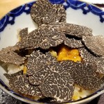 馳走 啐啄一十  - ⑱トリュフご飯、蝦夷馬糞雲丹(北海道産)と松葉蟹(北海道産)の蟹味噌載せ
      蝦夷馬糞雲丹と松葉蟹がどっさり！
      そして冬トリュフもタップリ♪
      トリュフの華やかで艶やかな薫りが立ち昇り至福へと誘います