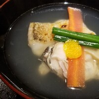 馳走 啐啄一十  - ⑤炭火焼き白甘鯛(愛媛県八幡浜産)、蛤(静岡県焼津産)、利尻昆布(蔵囲い8年)と血合い抜き鮪節の出汁(広島県竹原の地下水)のお椀
                    炭火焼きによる芳醇な香りと上質な旨みを堪能
                    蛤は7年もので旨みタップリ