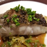 馳走 啐啄一十  - ⑯黒鯥(静岡県駿河湾産、3kg、7日熟成)のふっくら炭火焼き、冬キャベツ添え、シェリービネガーソース掛け(馳走2924仕様)
                    水分を残したふっくらとした焼き上がり
                    皮はパリパリ、脂の旨みが凄い