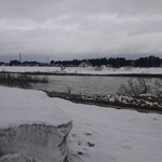 手打ち大石田そば　きよ - 近くに最上川、まだまだ雪ありました。