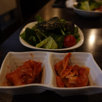 SATOブリアン 本店 - キムチ盛り、糸島野菜サラダ