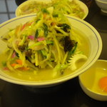 中華飯店 ながさこ - 生卵付きの、「上ちゃんぽん」９５０円。皿うどんが小さく見えます！（笑）