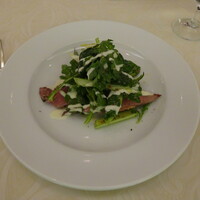 キハチ 名古屋JRセントラルタワーズ店 - じっくり焼きあげた鴨肉と春菊、ター菜、アンディーブのサラダ