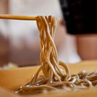 挽き立て・打ち立ての最高品を。自家製粉を使った【山形蕎麦】