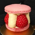 まるよ菓子店 - 苺のマカロン（苺、ジュレ、バタークリーム）550円