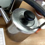 牧のうどん - 牧の名物（？）謎のヤカンwww