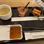 Bishoku Yakiniku Toraji Hana - 葉菜ランチの最初のテーブルセット
