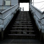 牧のうどん - 加布里駅の階段